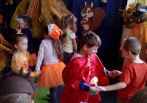 Dzieci tańczące w parach na balu.